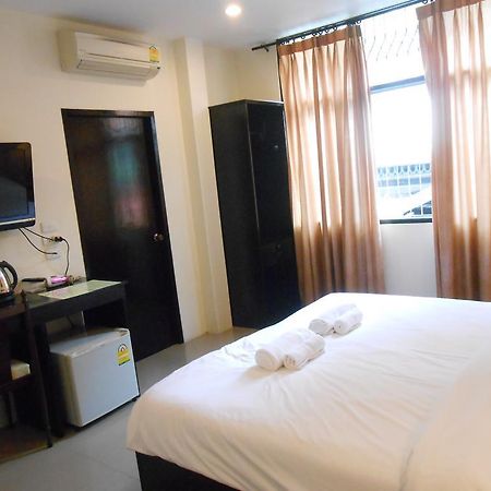 The Bang Khun Phrom Suites Bangkok Værelse billede