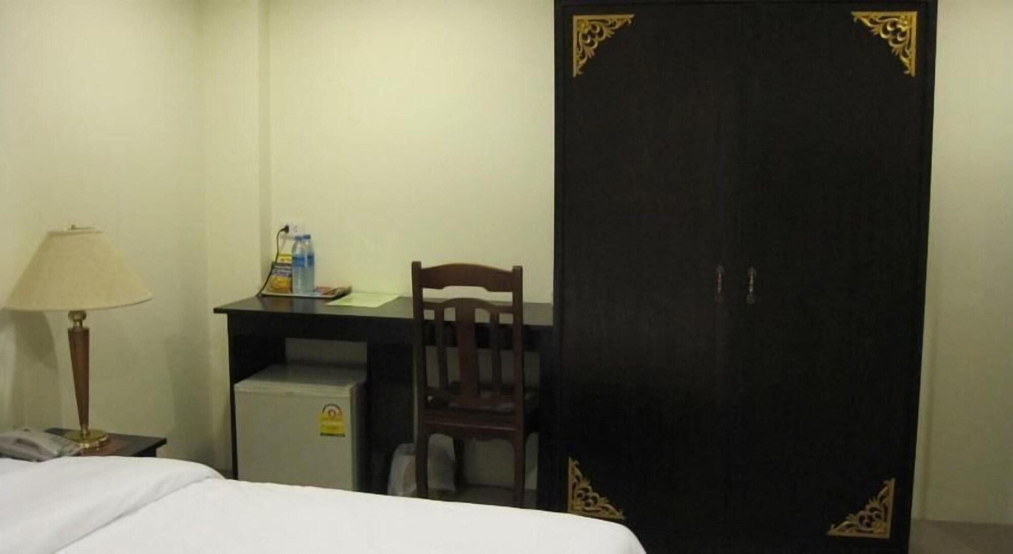 The Bang Khun Phrom Suites Bangkok Eksteriør billede