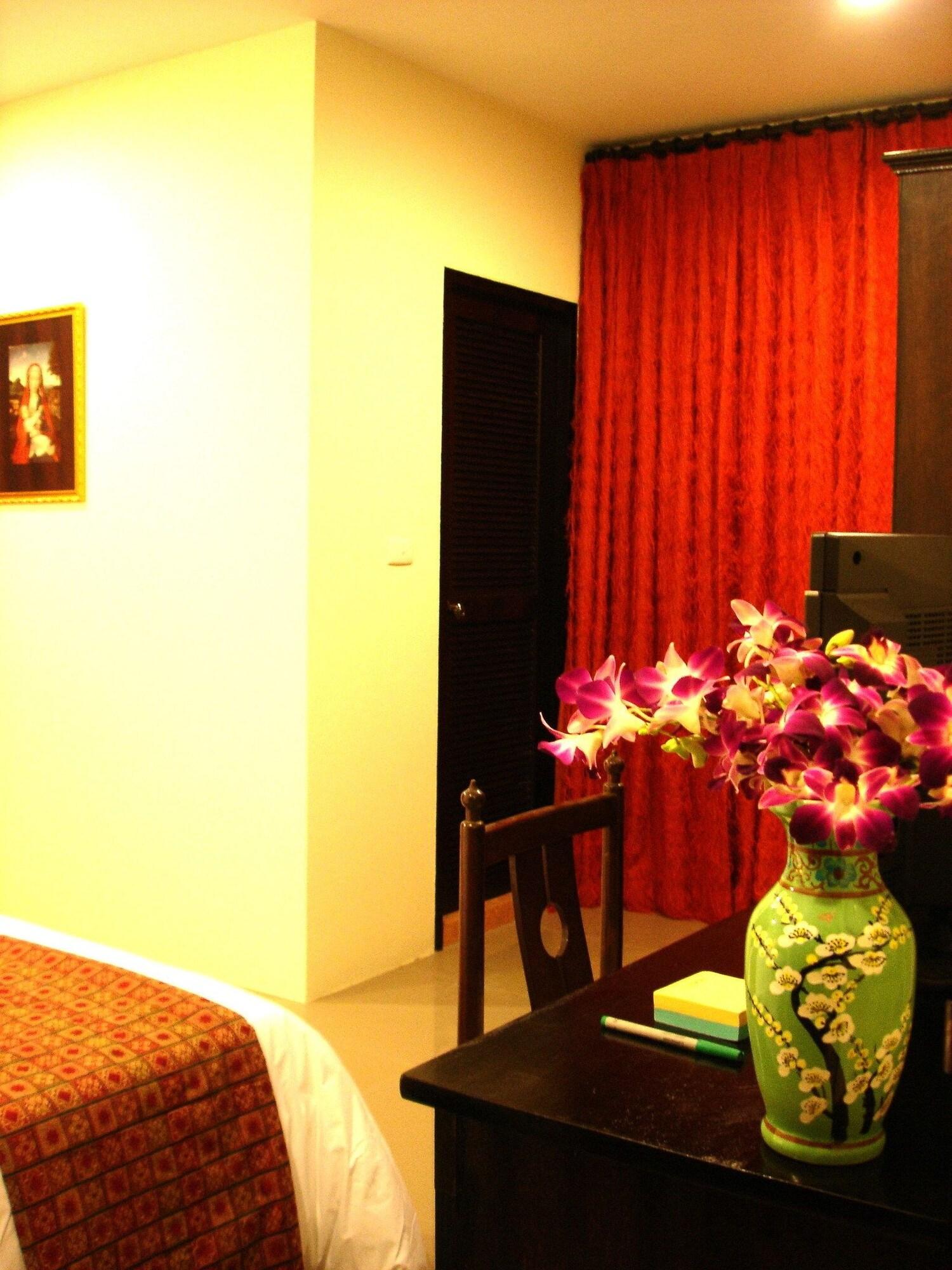 The Bang Khun Phrom Suites Bangkok Eksteriør billede