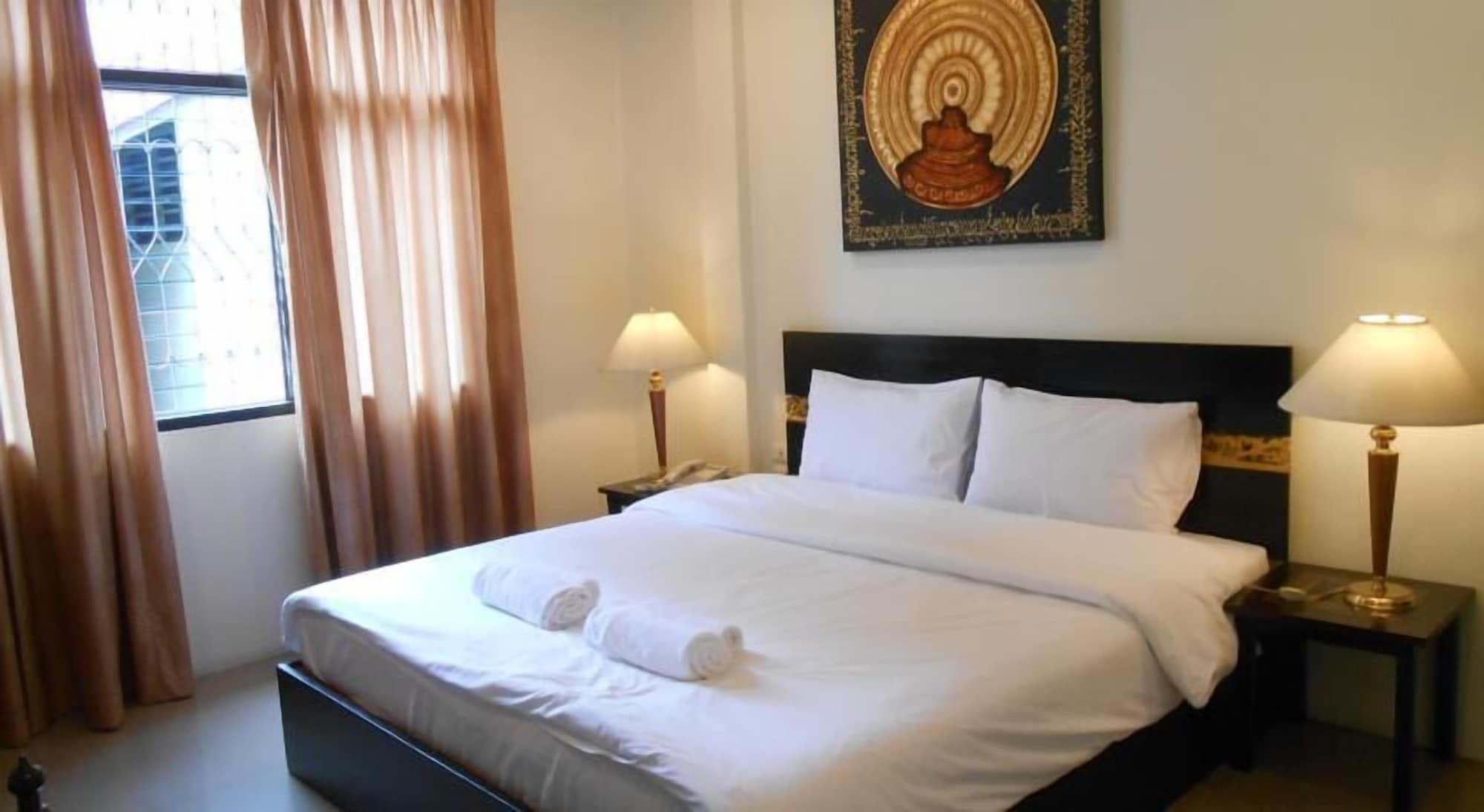 The Bang Khun Phrom Suites Bangkok Eksteriør billede
