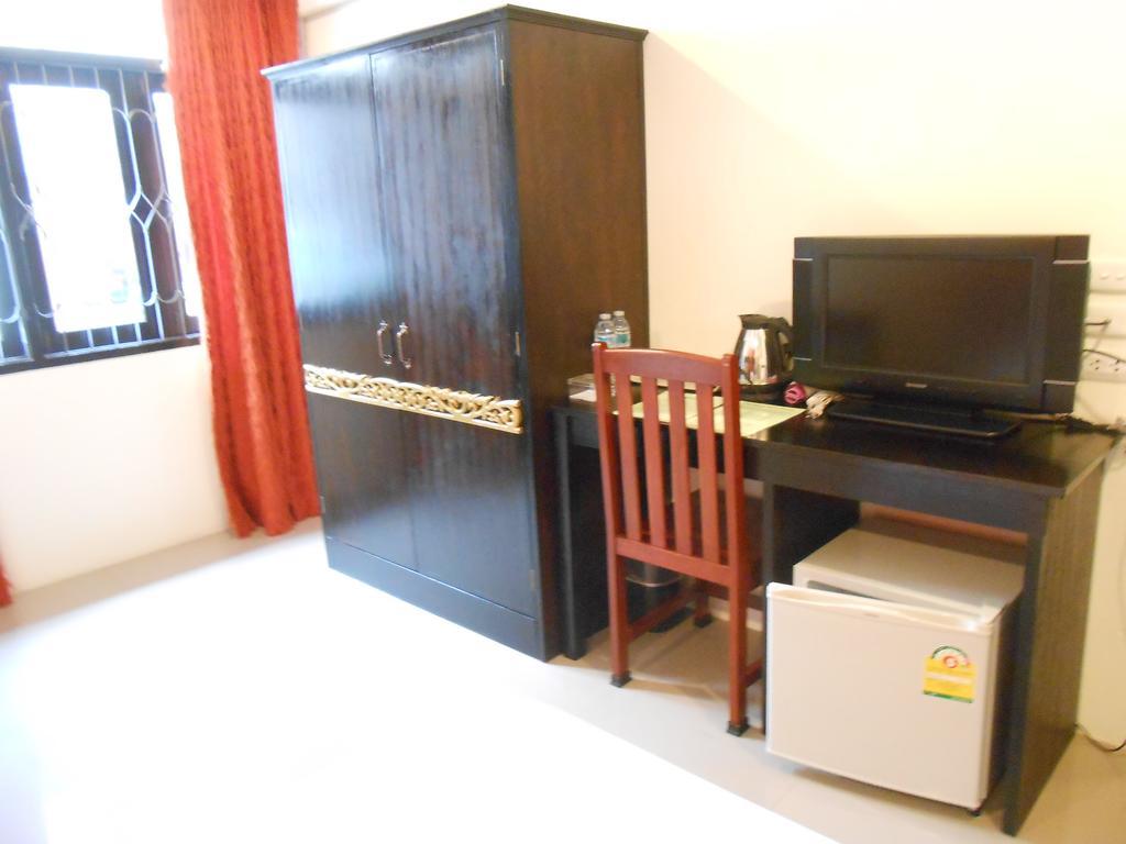 The Bang Khun Phrom Suites Bangkok Værelse billede