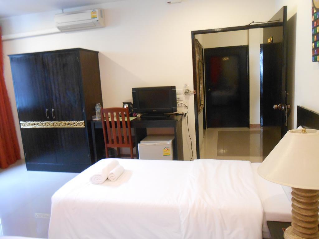 The Bang Khun Phrom Suites Bangkok Værelse billede