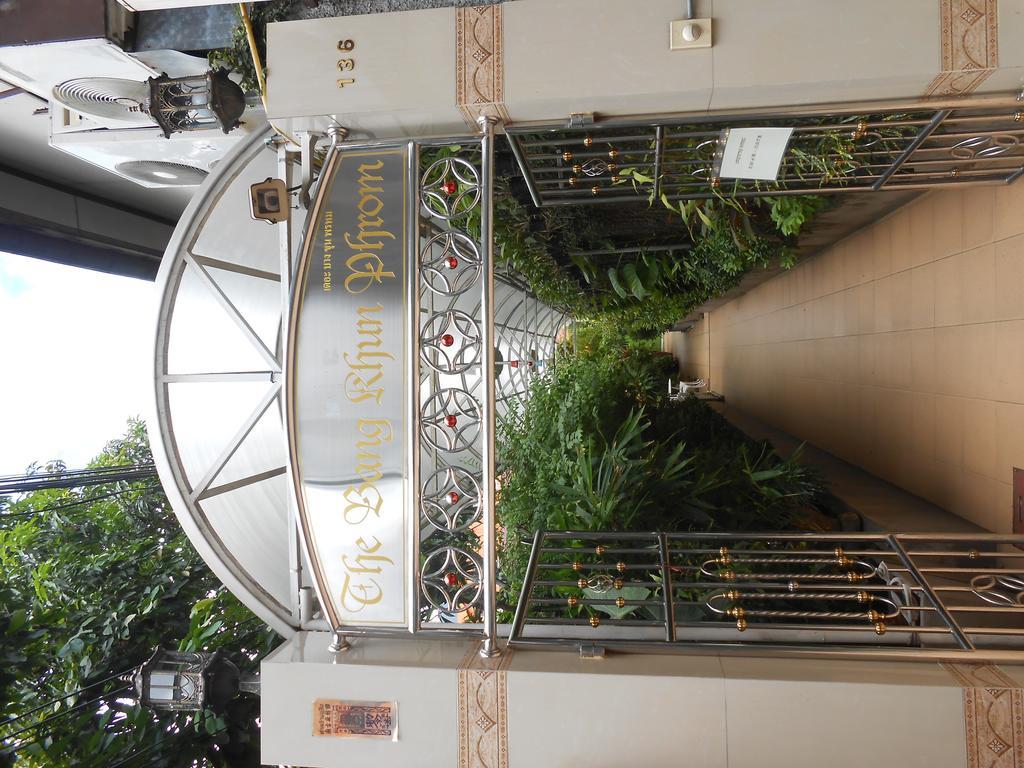 The Bang Khun Phrom Suites Bangkok Eksteriør billede