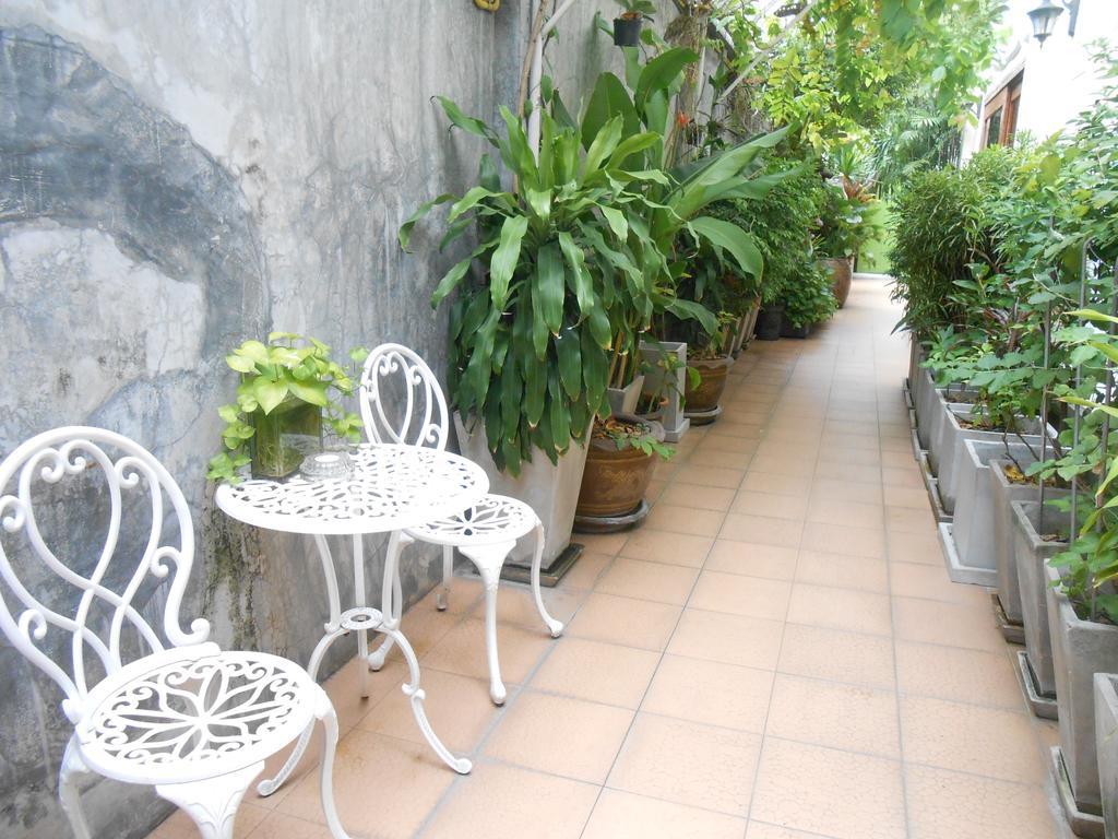 The Bang Khun Phrom Suites Bangkok Eksteriør billede