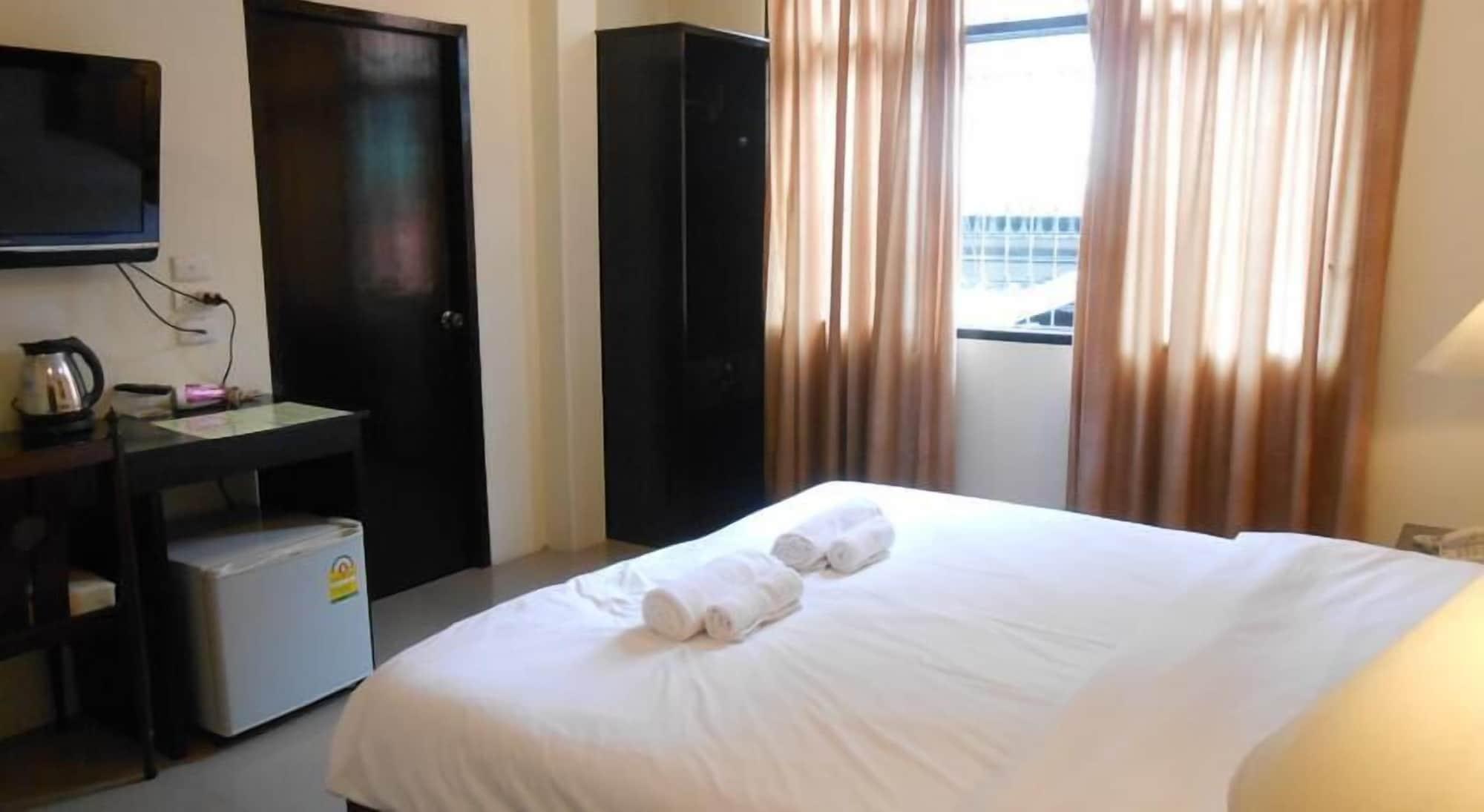 The Bang Khun Phrom Suites Bangkok Eksteriør billede