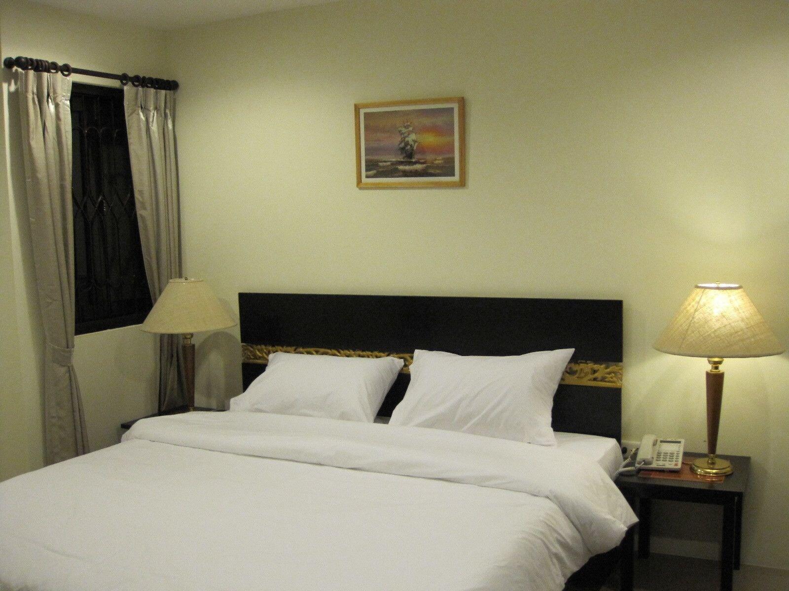 The Bang Khun Phrom Suites Bangkok Eksteriør billede
