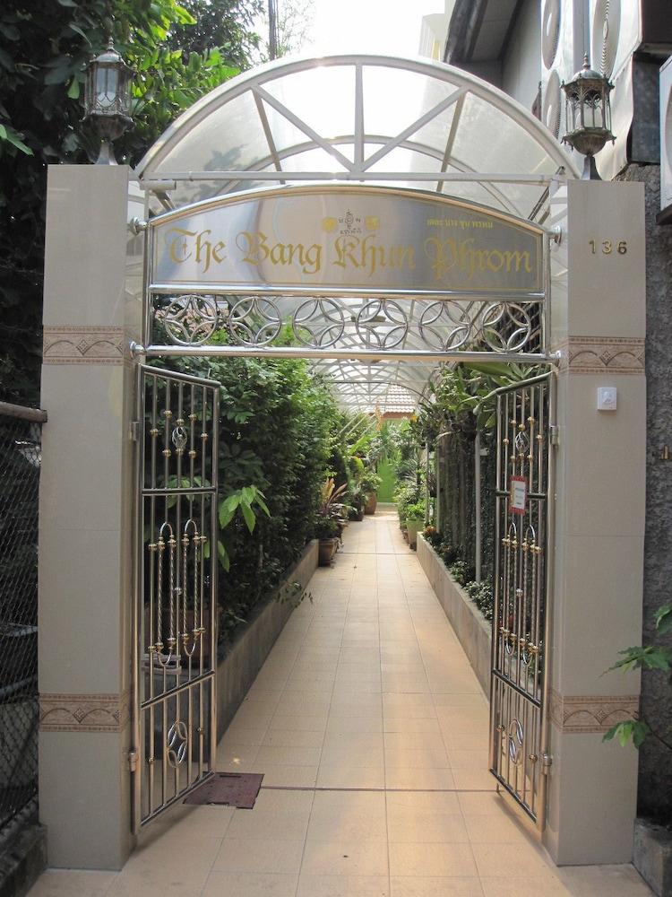 The Bang Khun Phrom Suites Bangkok Eksteriør billede
