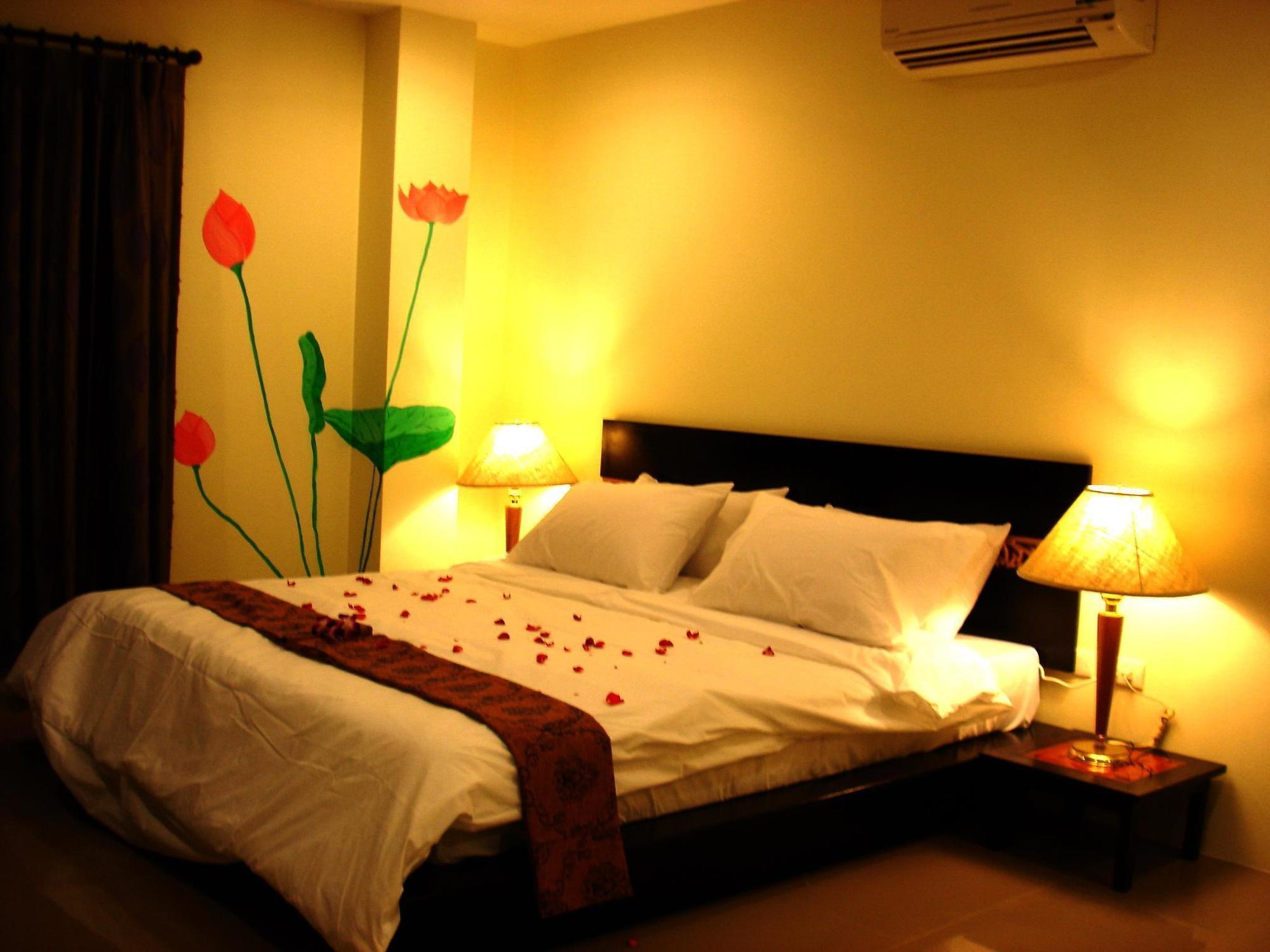 The Bang Khun Phrom Suites Bangkok Eksteriør billede