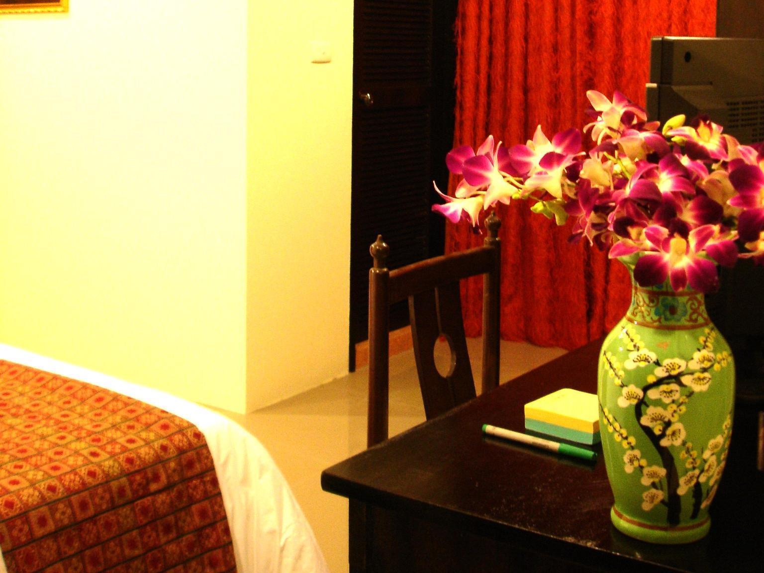 The Bang Khun Phrom Suites Bangkok Eksteriør billede