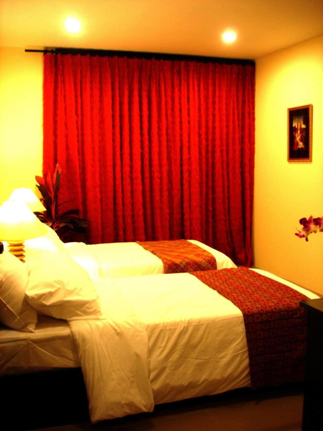 The Bang Khun Phrom Suites Bangkok Eksteriør billede