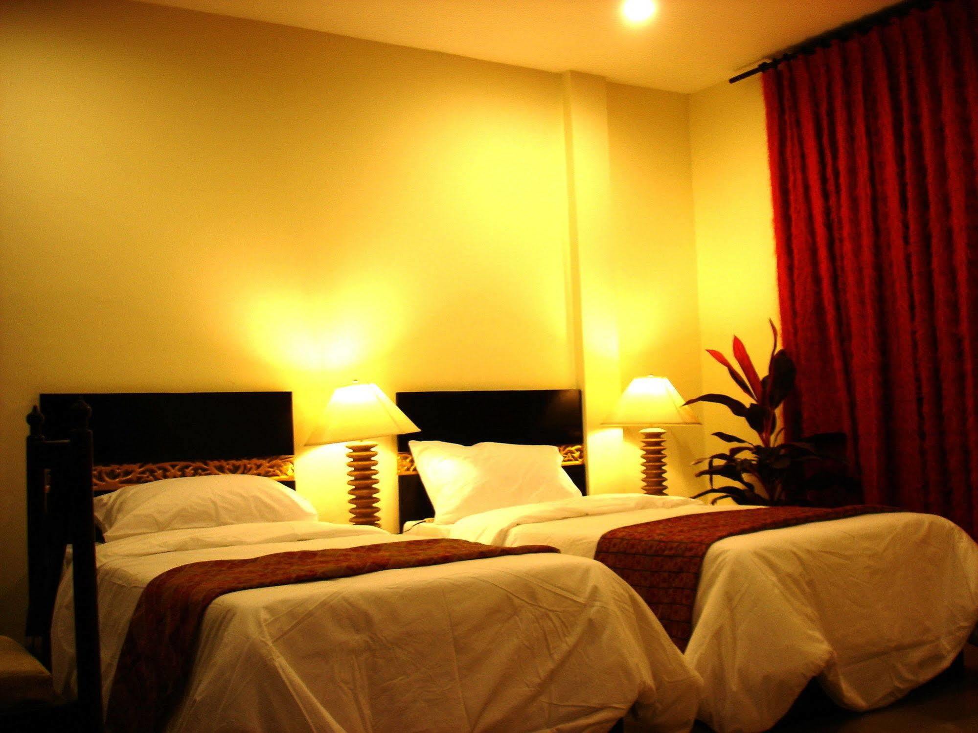 The Bang Khun Phrom Suites Bangkok Eksteriør billede
