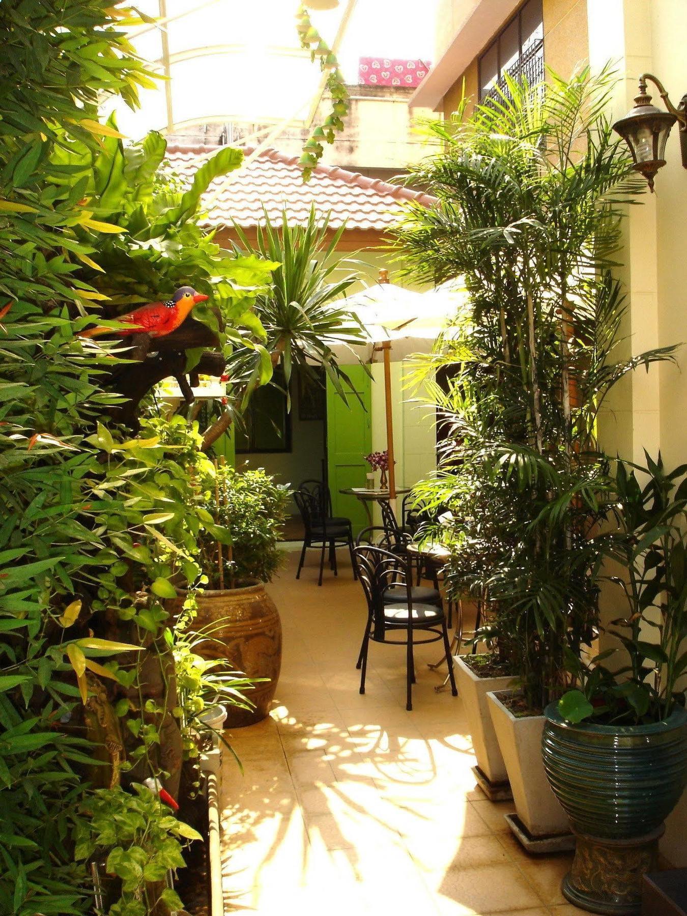 The Bang Khun Phrom Suites Bangkok Eksteriør billede
